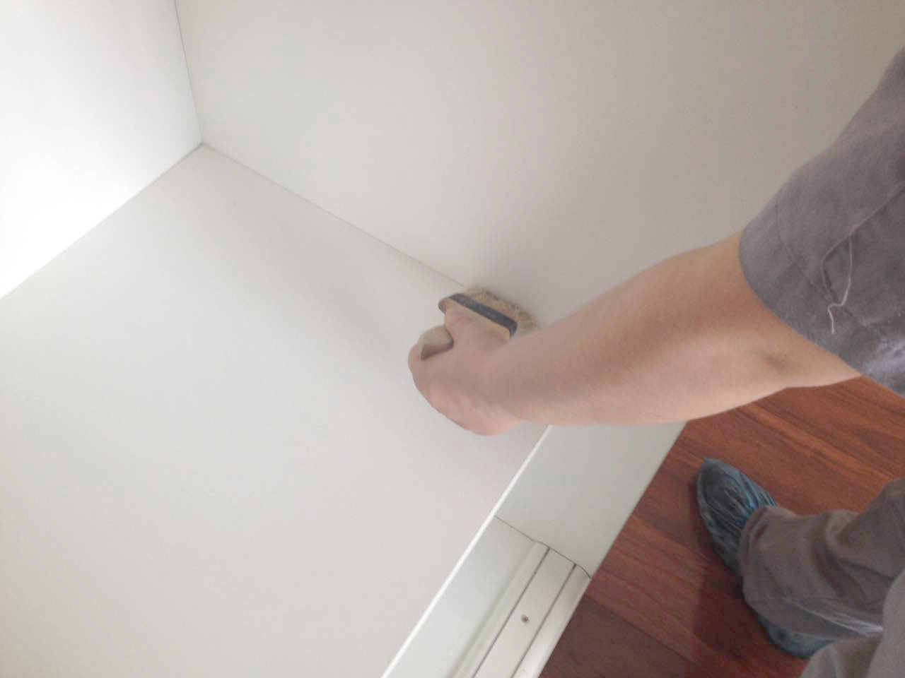 柜子接縫處刷子重點涂刷 柜子接縫處刷子重點涂刷