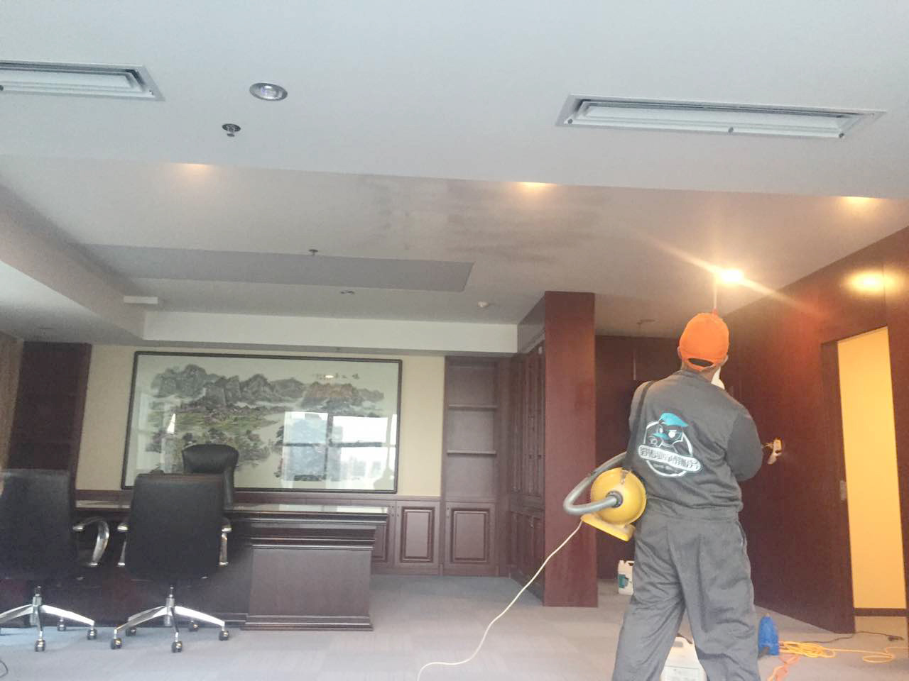 總經理辦公室頂面噴槍施工 總經理辦公室頂面噴槍施工