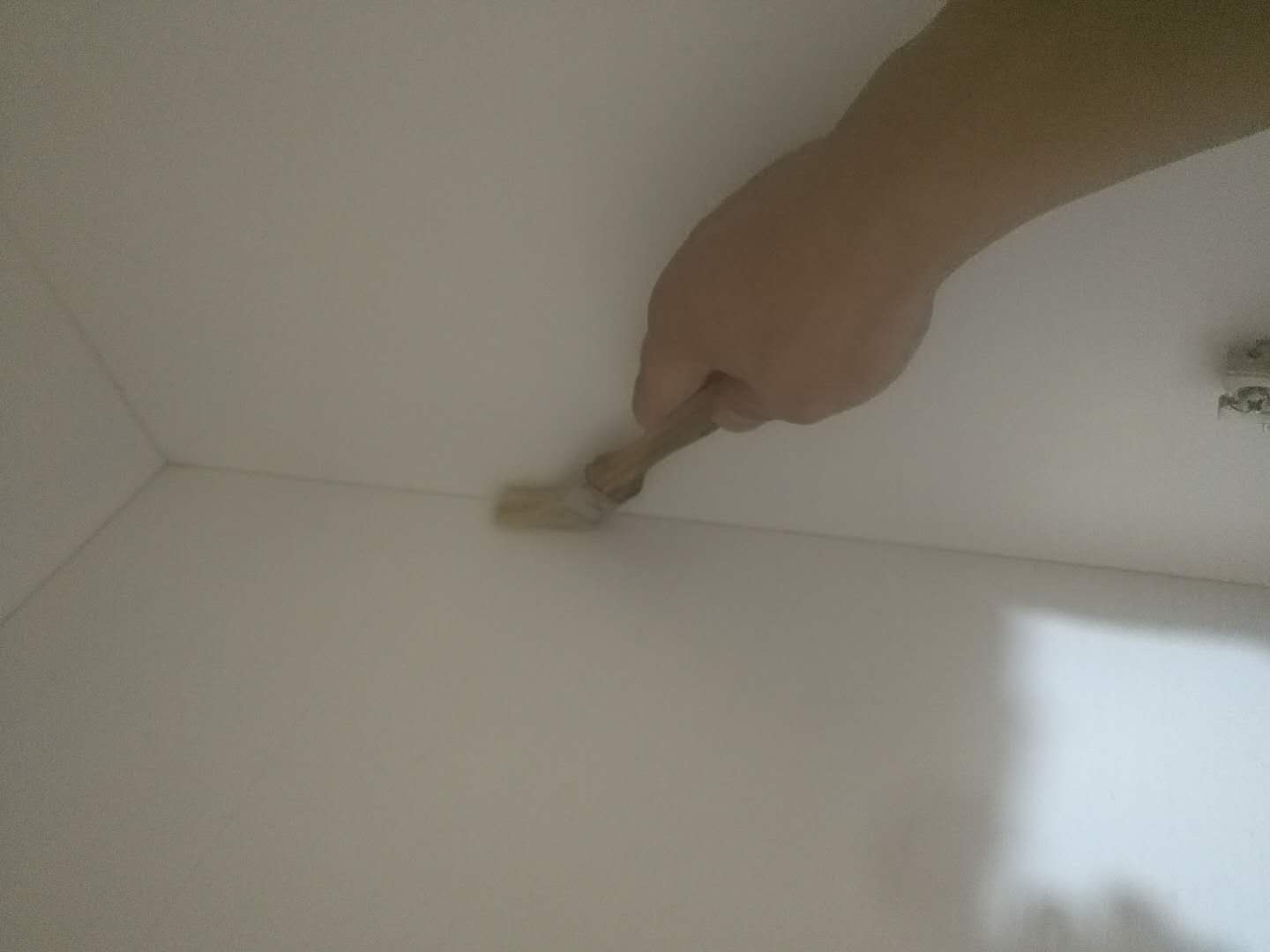 柜子接縫處刷子精細(xì)化處理 柜子接縫處刷子精細(xì)化處理