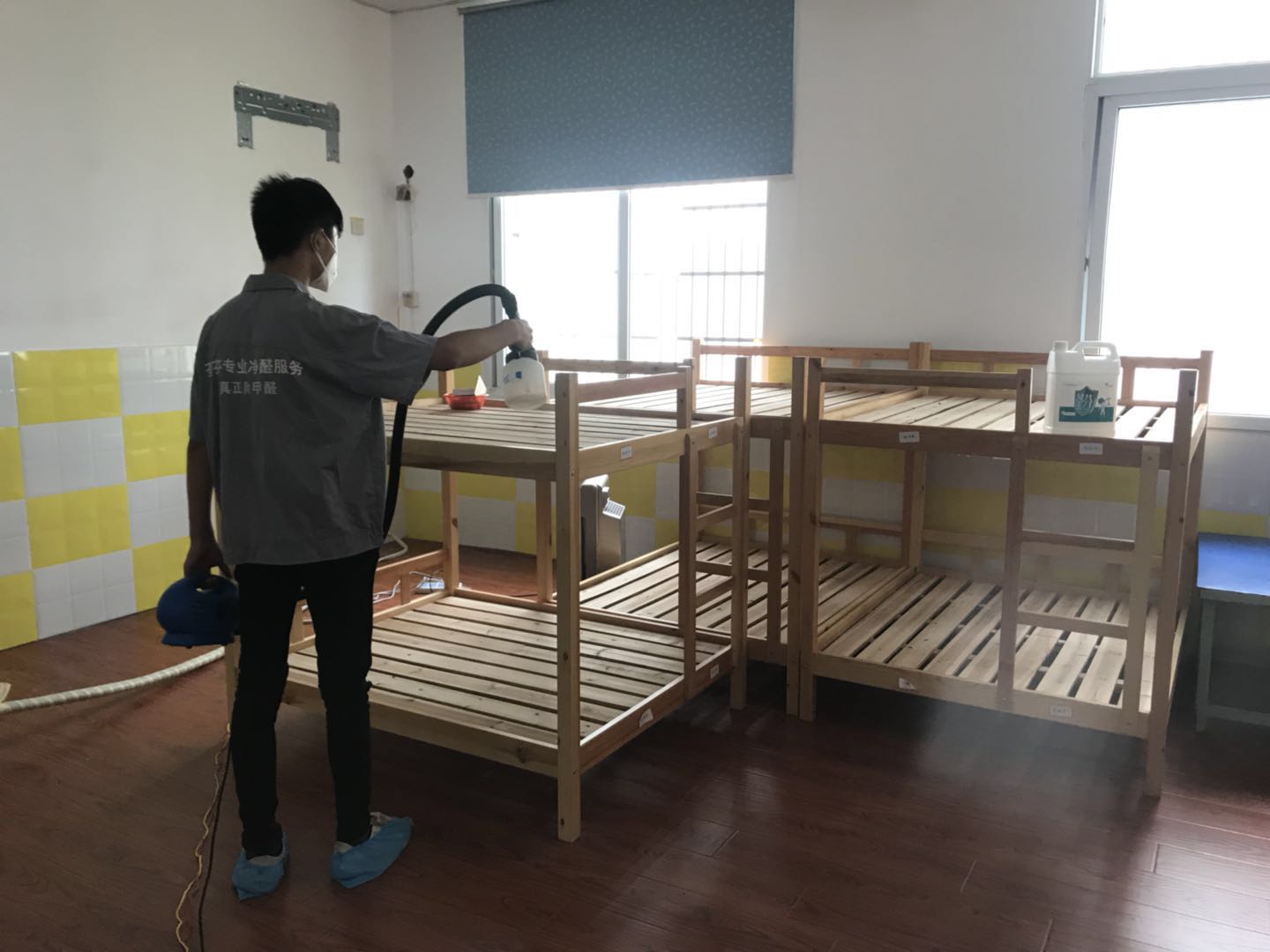 小朋友木床全方位噴涂施工治理 小朋友木床全方位噴涂施工治理