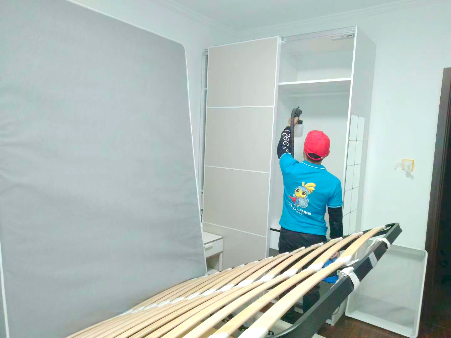 臥室衣柜噴槍施工治理甲醛 臥室衣柜噴槍施工治理甲醛