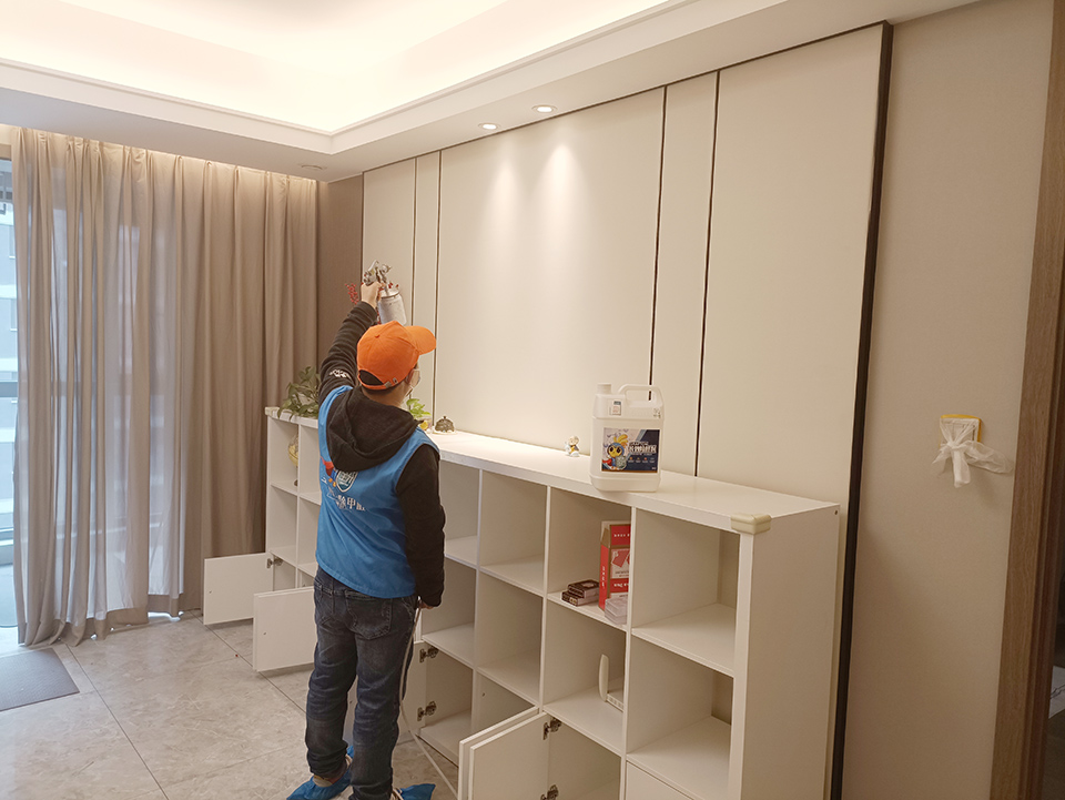 客廳護墻板噴涂施工治理甲醛 客廳護墻板噴涂施工治理甲醛